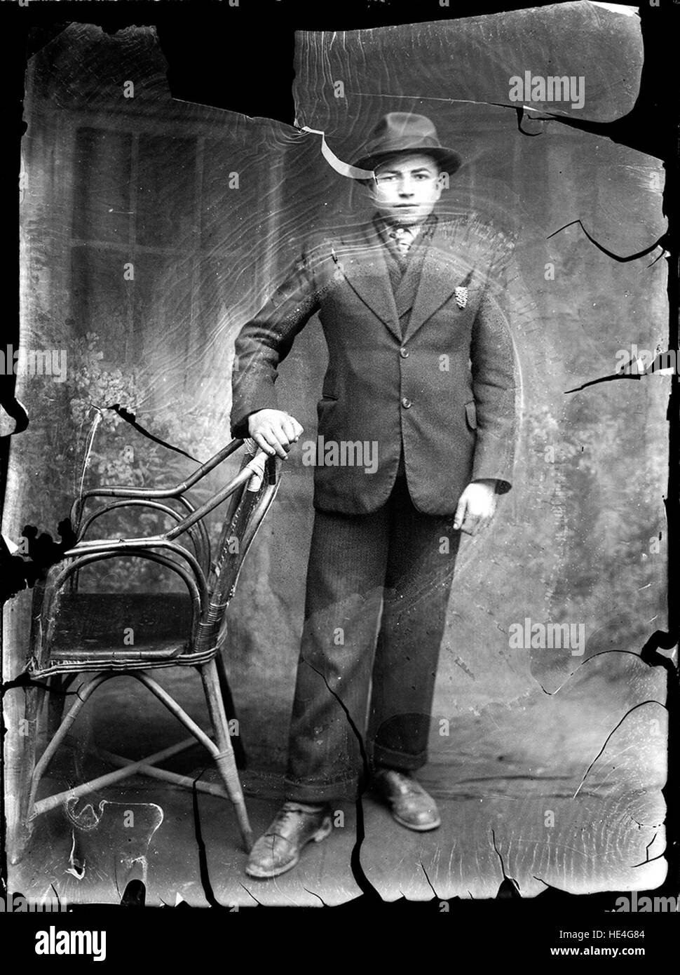 Una giovane donna vestita con un abbigliamento tradizionale rumeno, scattata in una fotografia vintage di Costică Acsinte a Ialomița, Romania. Foto Stock