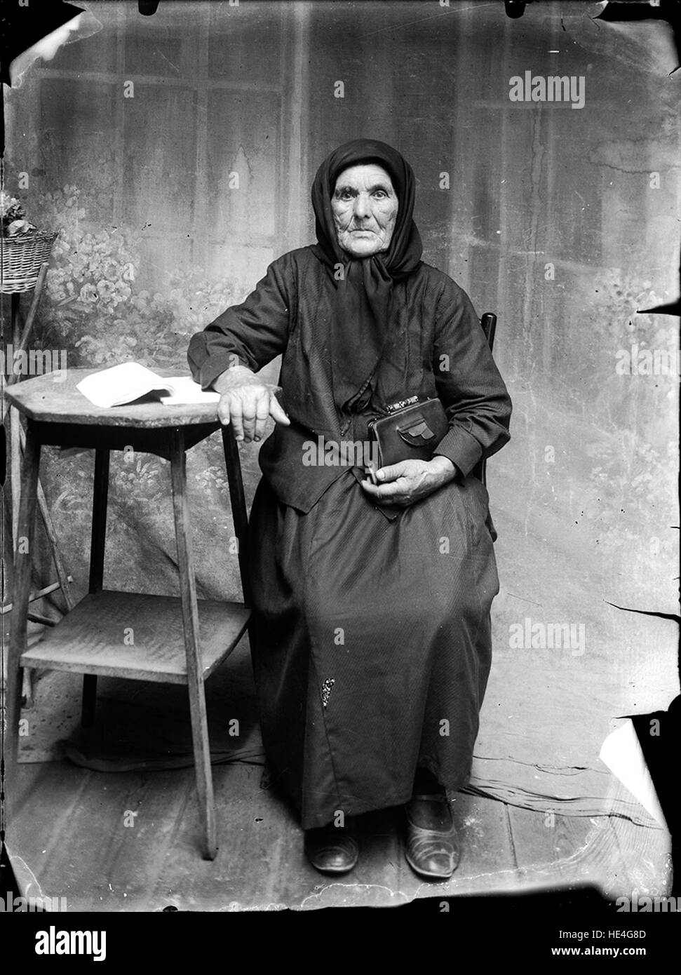 Storica donna anziana rumena, vita rurale, primi anni '1900, Archivio Costica Acsinte, Ialomita, Romania, lastra di vetro Foto Stock