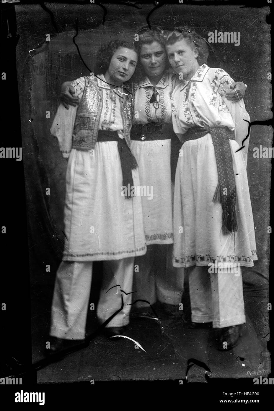 Una fotografia che mostra tre giovani donne in costumi popolari tradizionali rumeni, scattata all'inizio del XX secolo. Foto Stock