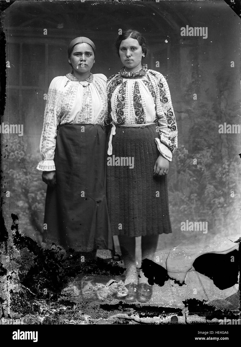 Due giovani donne in costumi tradizionali rumeni, Archivio Costica Acsinte, Ialomita, Romania Foto Stock