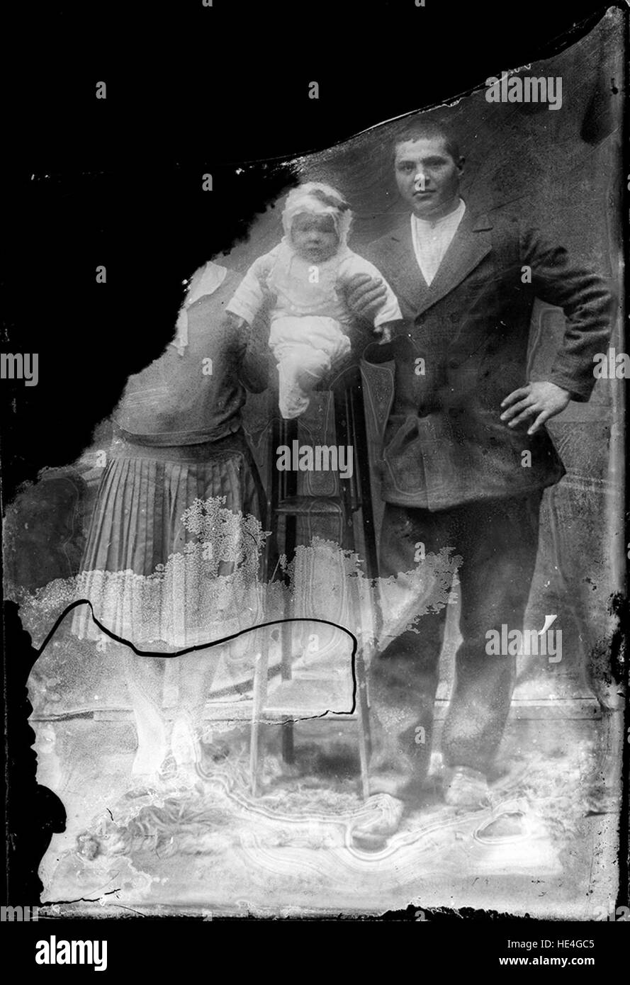 Questa immagine dell'Archivio Costică Acsinte cattura una scena familiare di Ialomița, Romania, offrendo uno sguardo sulla vita storica e culturale del passato. La fotografia su lastra di vetro rappresenta la storia rumena attraverso momenti personali. Foto Stock