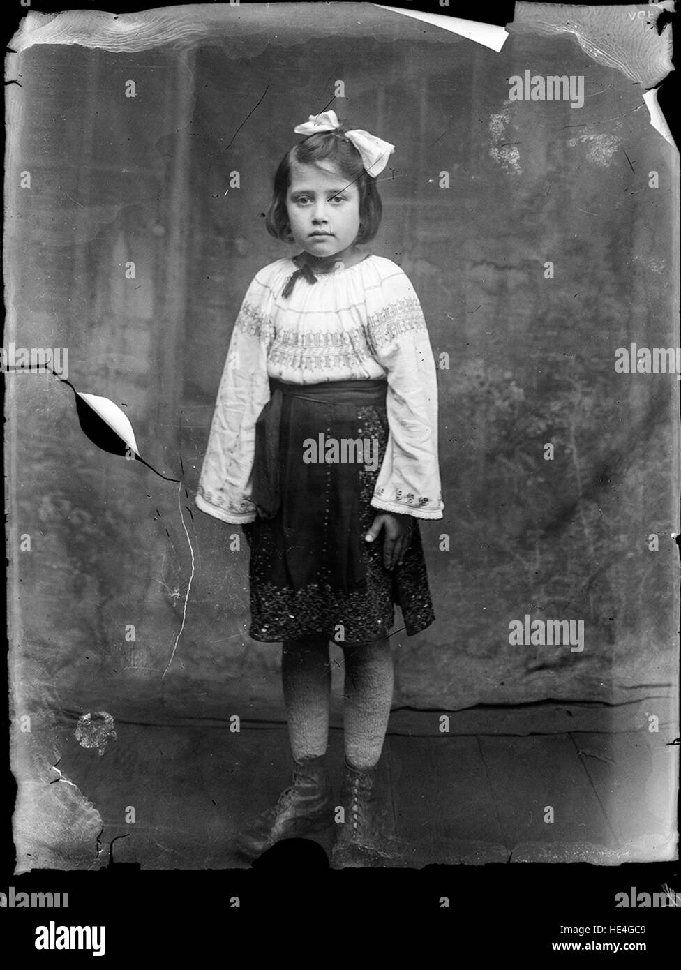 Un costume tradizionale romeno della regione di Ialomita, in una fotografia storica su lastra di vetro, che presenta il ricco patrimonio culturale e l'artigianato delle generazioni passate. Foto Stock
