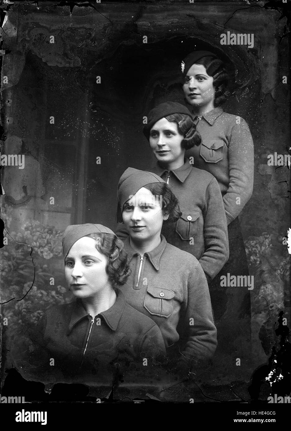 Questa lastra di vetro dell'Archivio Costica Acsinte, catturata a Ialomita, in Romania, presenta un'immagine di quattro donne di un'epoca passata. La fotografia, scattata nel 2014, riflette il contesto storico del periodo. Foto Stock