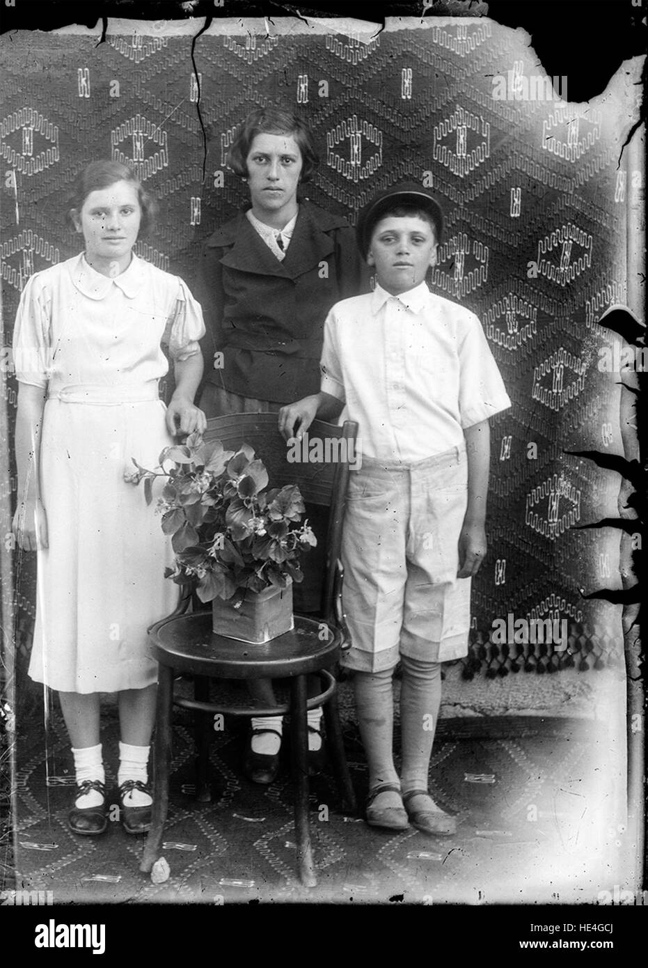 Questa fotografia, parte dell'Archivio Costică Acsinte, presenta due ritratti storici del 1937, che catturano individui provenienti dalla Romania. L'immagine con lastra di vetro offre uno sguardo sulla storia visiva dell'epoca, preservando le sembianze degli individui e riflettendo l'arte della fotografia ritrattistica dei primi anni del XX secolo. Foto Stock