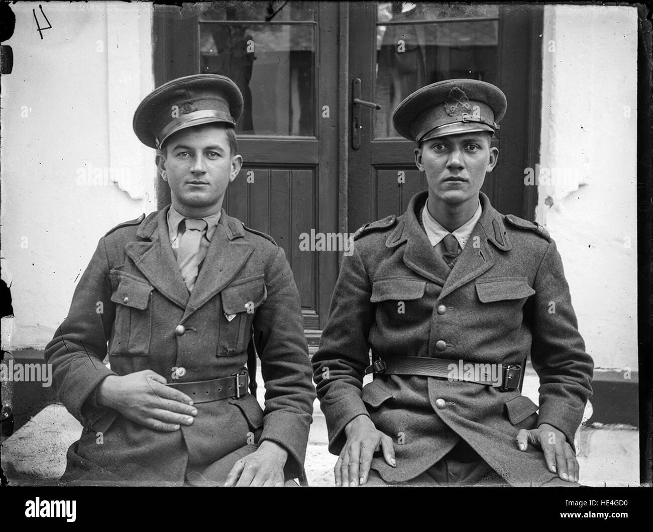 Una fotografia storica del 2014 che mostra il personale militare rumeno a Ialomita, catturata su una lastra di vetro. Questa immagine fa parte dell'Archivio Costică Acsinte e mostra la storia militare rumena attraverso un metodo fotografico vintage. Foto Stock