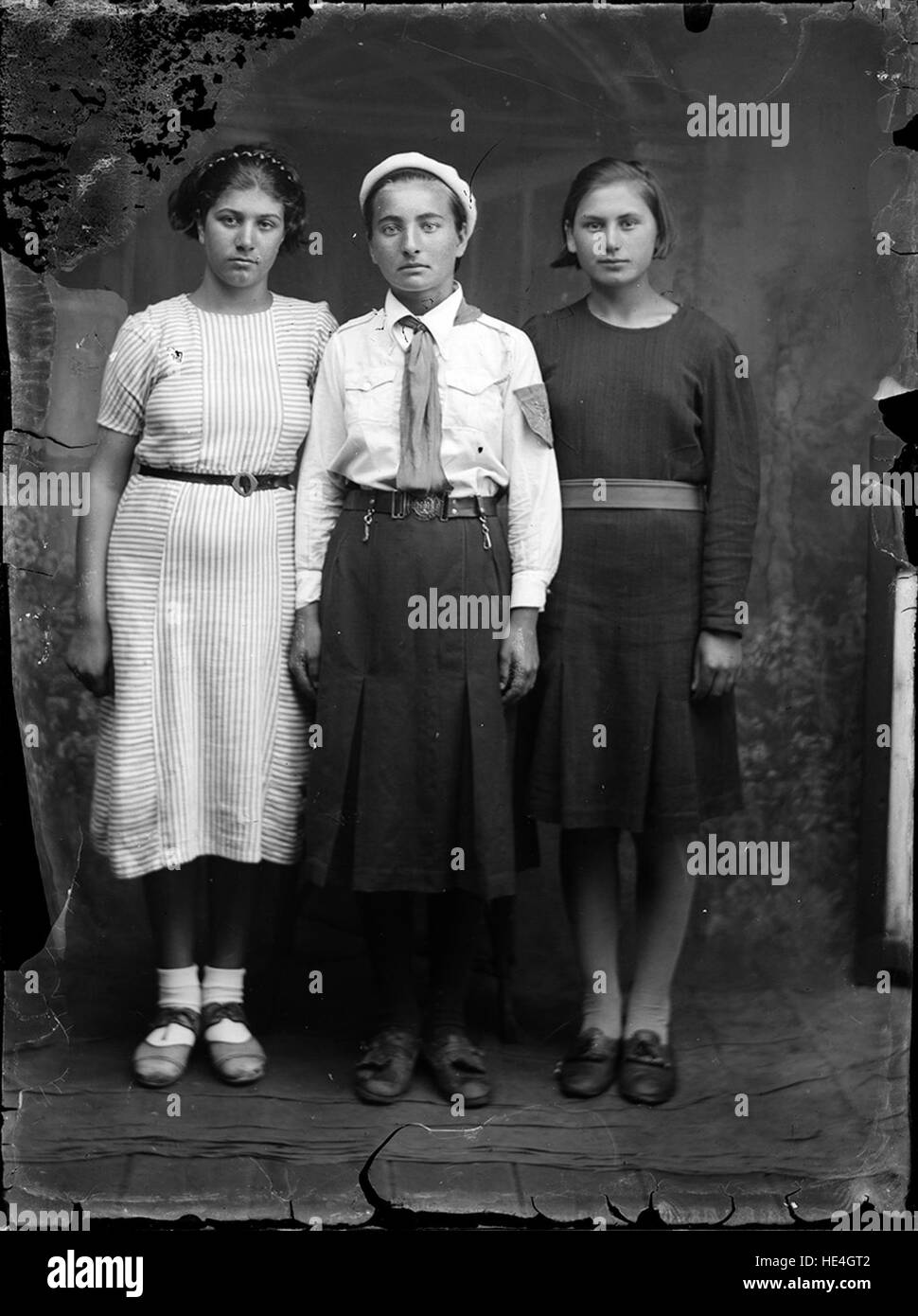Ritratto di famiglia catturato nell'Archivio Costică Acsinte, Romania, che mostra una famiglia rumena dei primi anni del XX secolo. La foto della lastra di vetro è un ricordo conservato del patrimonio culturale e dei legami familiari della Romania. Foto Stock