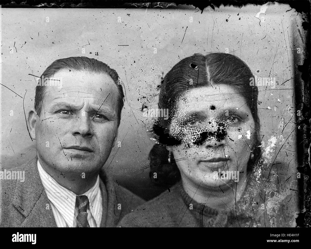 Quattro ritratti realizzati da Costica Acsinte su lastre di vetro a Ialomita, Romania, che mostrano la vita e la storia rurale rumena Foto Stock