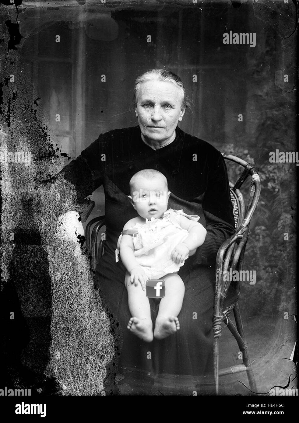 Un'anziana donna rumena con un bambino, catturata in un'antica fotografia su lastra di vetro, raffigurante la vita a Ialomita, in Romania, dei primi anni '1900 Foto Stock
