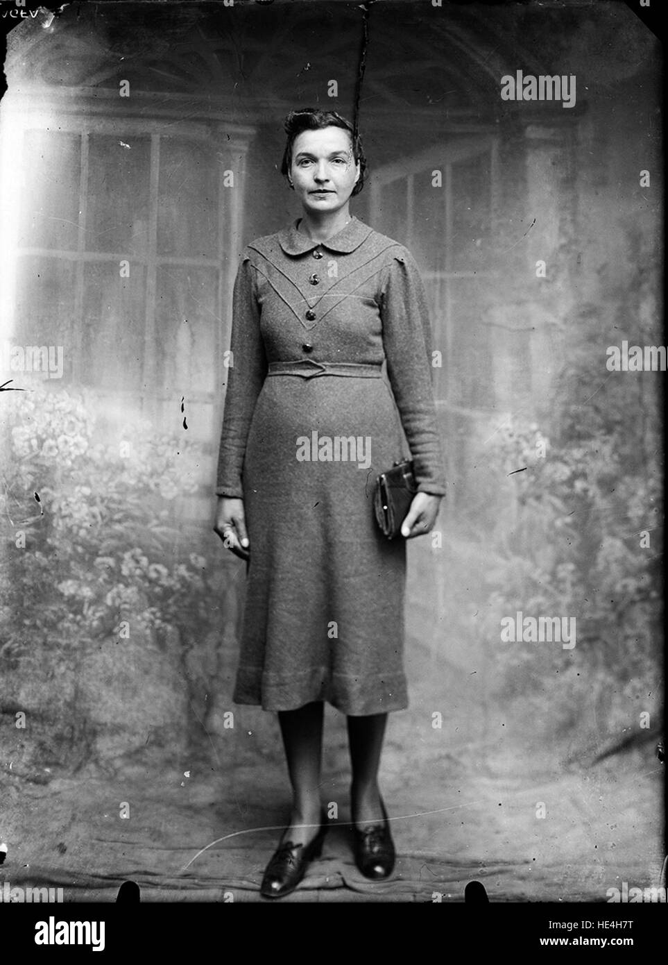 Un ritratto di una donna dell'Archivio Costica Acsinte, che mostra l'abito tradizionale rumeno dei primi anni del XX secolo. Foto Stock