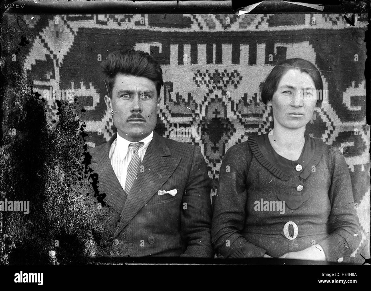 Due ritratti di Ialomita, Romania, catturati da Costica Acsinte su lastre di vetro, che mostrano la società rumena dell'inizio del XX secolo Foto Stock