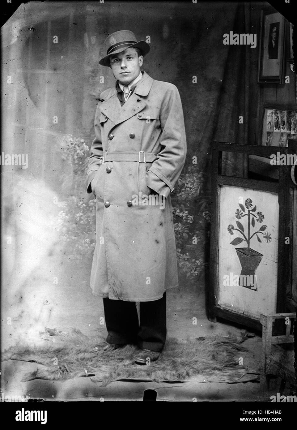 Ritratto dell'uomo, fotografia storica, Ialomita, Romania, lastra di vetro, archivio Costica Acsinte, inizio del XX secolo, storia rumena, ritratto di un uomo d'epoca, patrimonio rumeno, ritratto di uomo storico, Romania rurale, abbigliamento tradizionale, cultura rumena, storia familiare, educazione rurale, Romania anni '1910, vita rumena, fotografia costica acsinte, uomini rumeni, fotografia in bianco e nero, Romania storica, immagine d'archivio, uomo in abito tradizionale, passato rumeno, ritratto rurale, fotografia d'epoca, identità rumena, vecchia fotografia, Ialomita, memoria rumena, uomini storici Foto Stock