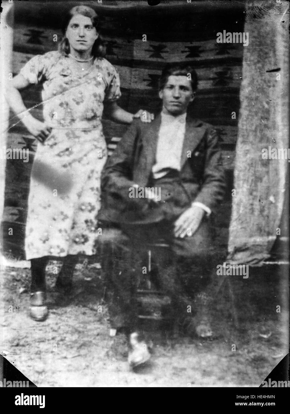 Una riproduzione storica di una coppia di Ialomita, Romania, catturata da Costică Acsinte. La fotografia raffigura la vita tradizionale rumena e la cultura del tempo. Foto Stock