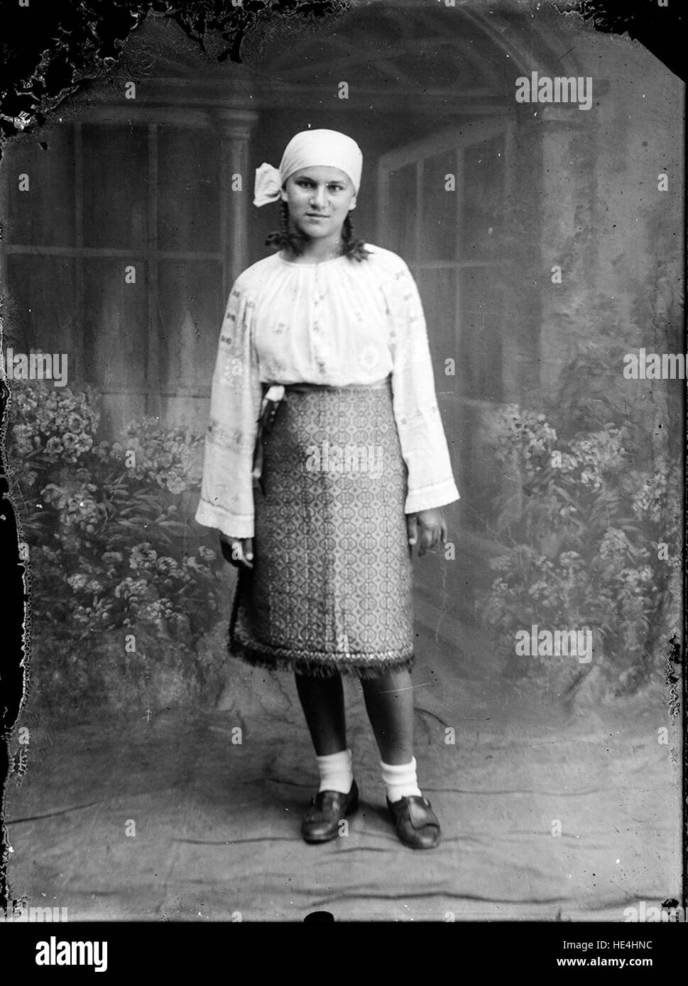 Giovane donna in costume tradizionale rumeno, Ialomita, Romania, Archivio Costică Acsinte, piatto di vetro Foto Stock