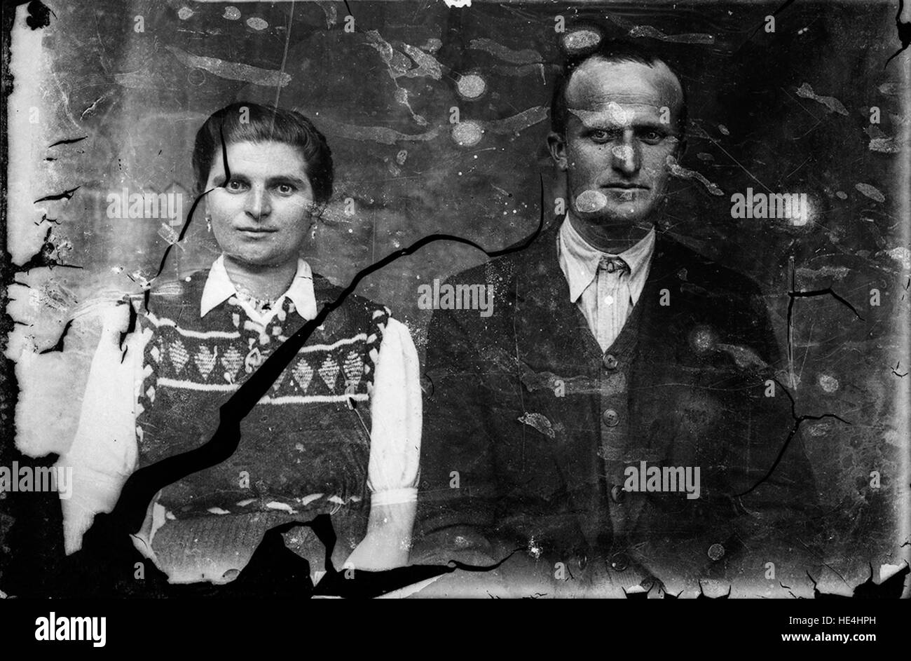 Una collezione di due ritratti vintage di coppie catturati da Costica Acsinte, che mostrano le relazioni rumene all'inizio del XX secolo. Foto Stock