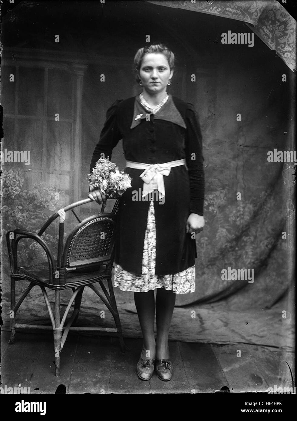 Ritratto di donna rumena, Ialomita, Romania, inizio XX secolo, lastra di vetro Foto Stock