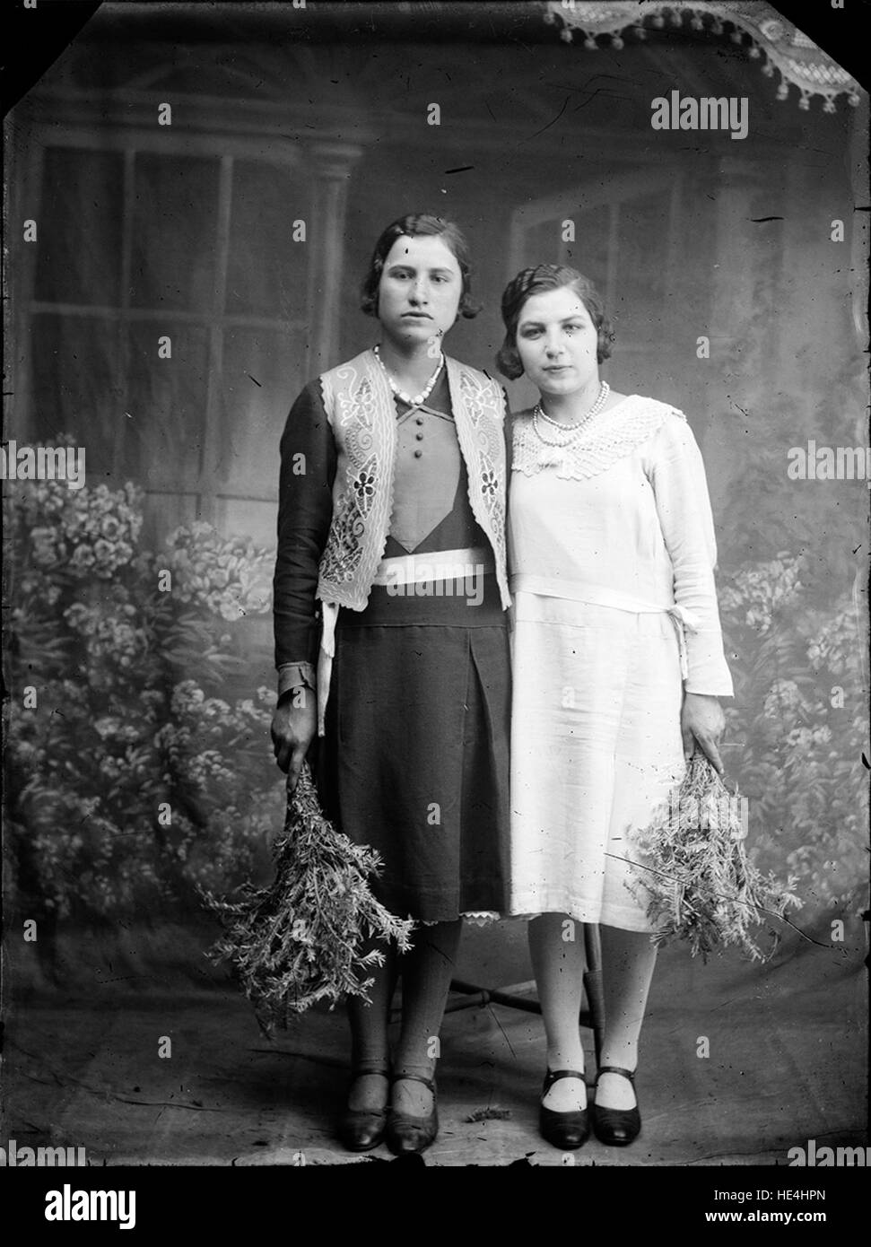 Ritratto di due giovani donne di Ialomița, Romania, catturato da Costica Acsinte, che riflette la vita rurale rumena all'inizio del XX secolo Foto Stock