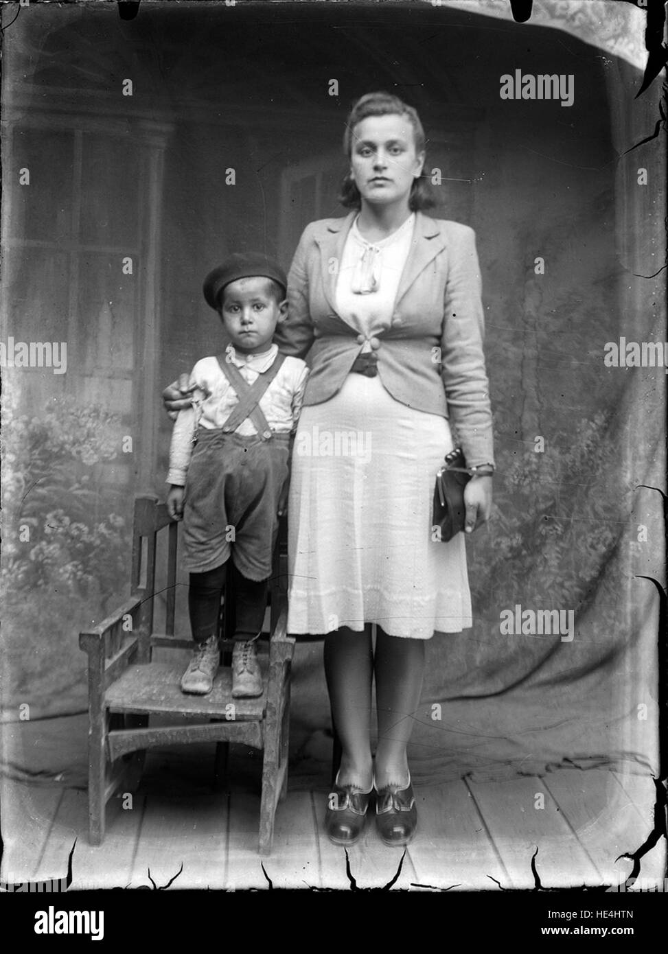 Mamma con bambino, immagine storica, storia antica, Archivio Costică Acsinte, Ialomița, Romania, foto su lastra di vetro, ritratto vintage, famiglia, maternità, fotografia storica, fotografia antica, storia della Romania, patrimonio rumeno, epoca passata, anni '1920, vita familiare, inizio del XX secolo, Costică Acsinte, fotografia d'archivio, patrimonio culturale, Romania storica, immagine d'epoca, ritratto della maternità, fotografia antica, fotografia di famiglia, momento emotivo, fotografia storica, ritrattistica, storia personale, memoria, Romania storica, lastra di vetro negativa Foto Stock