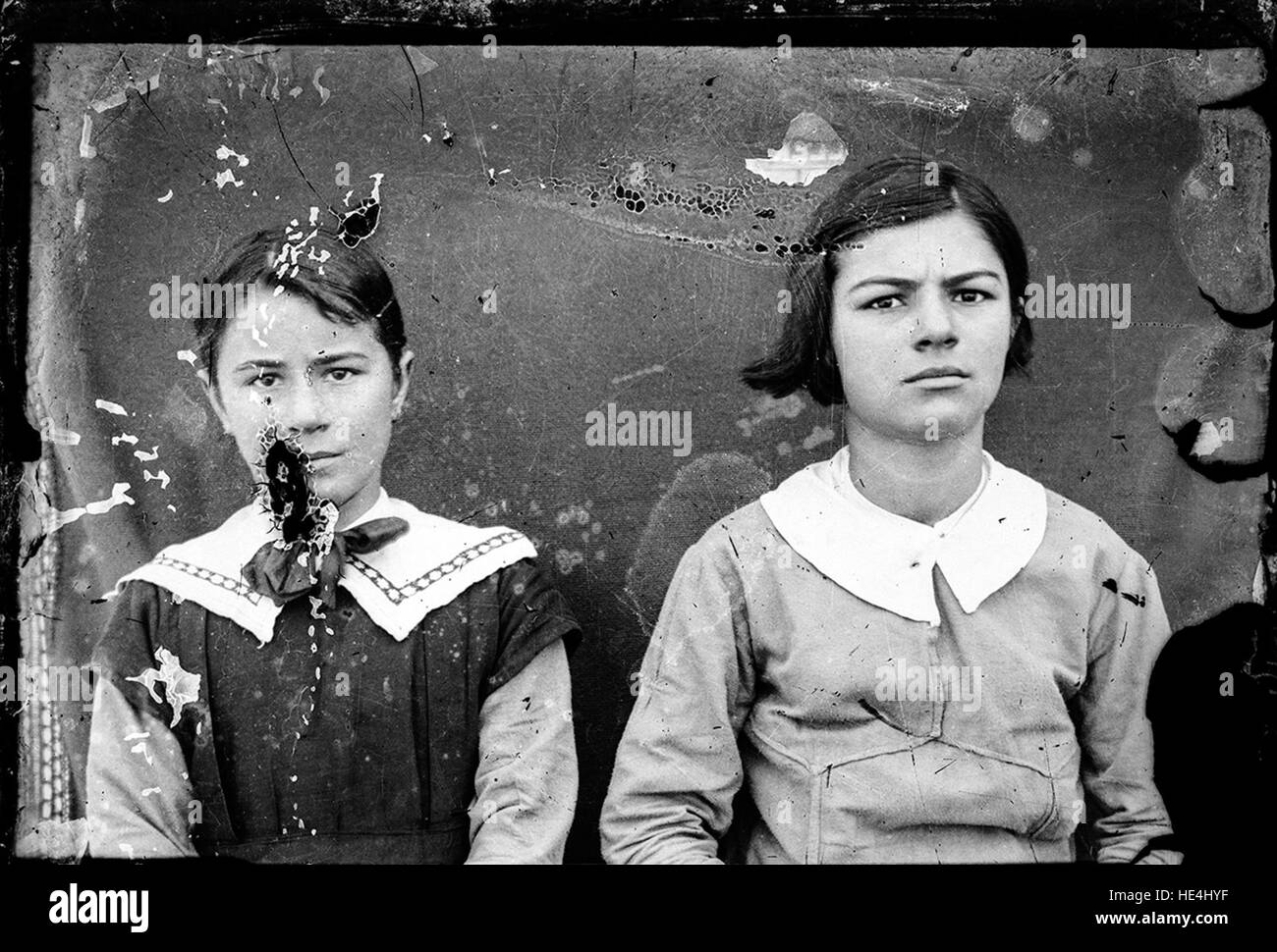 Due ritratti realizzati su lastre di vetro, raffiguranti figure storiche di un'epoca passata, fotografati a Ialomita, Romania Foto Stock