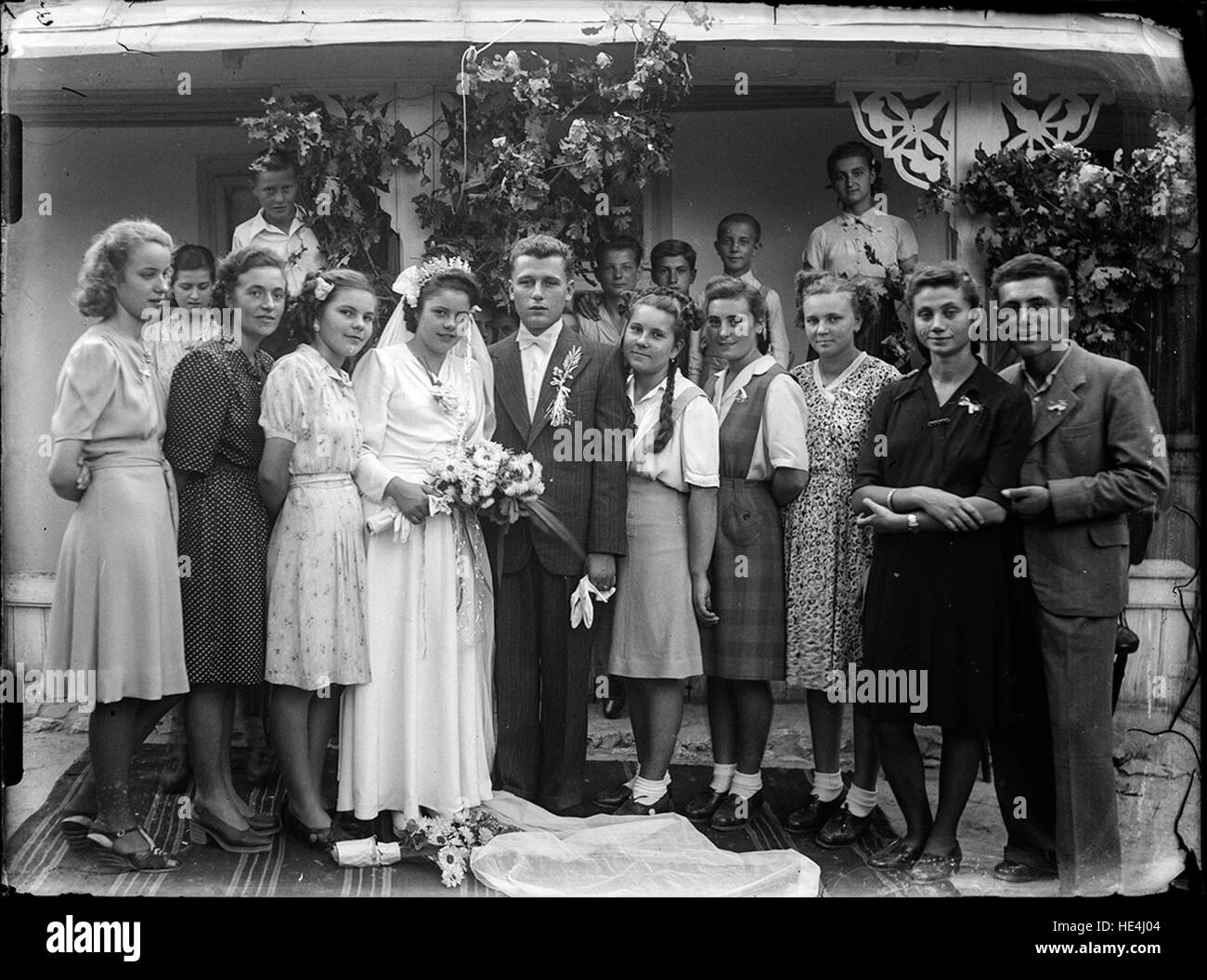 Una fotografia di matrimonio della Romania del XX secolo, che cattura l'abbigliamento tradizionale e le usanze della vita rurale rumena negli anni '1910 Foto Stock