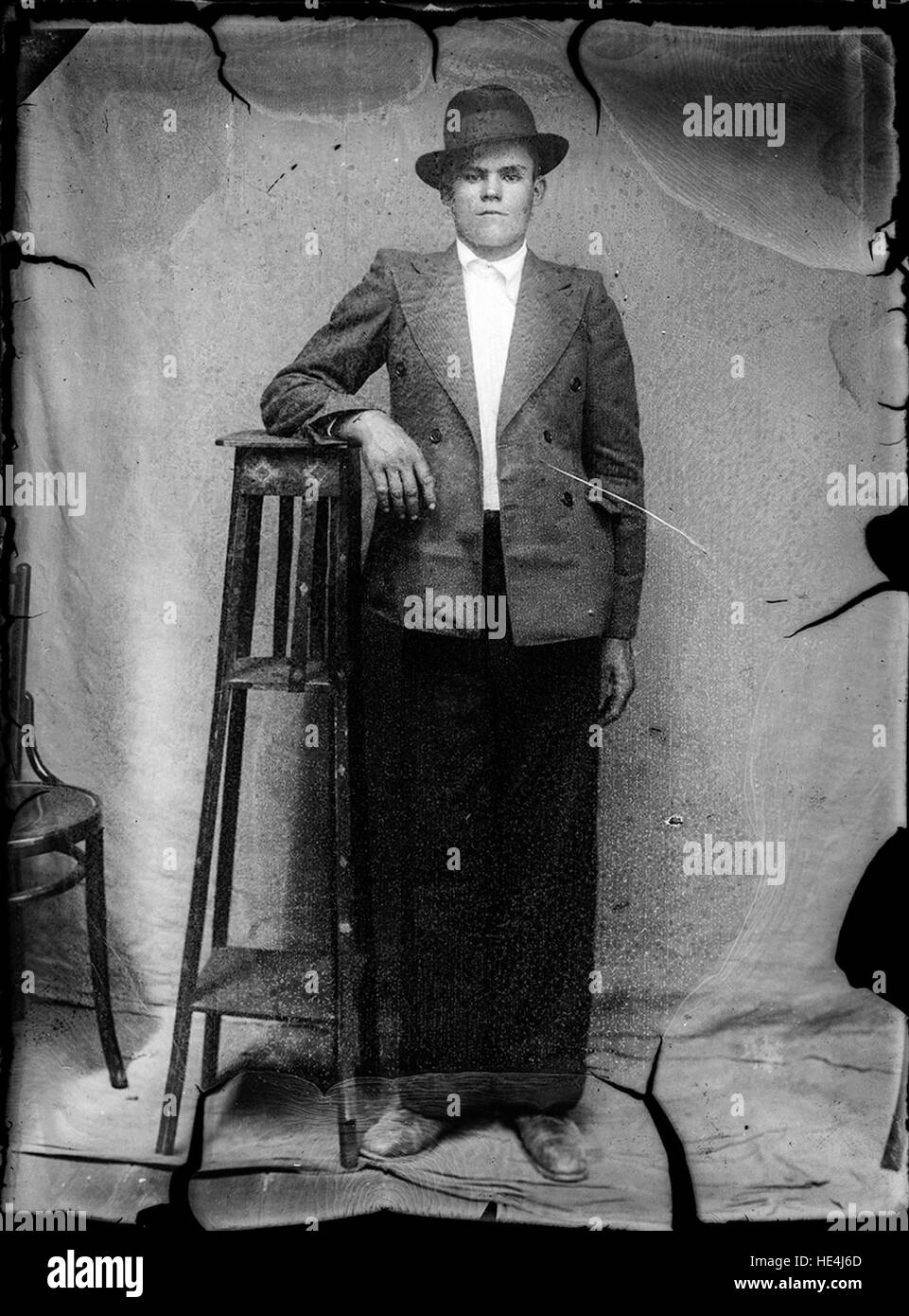 Ritratto di un uomo dall'archivio di Costică Acsinte, catturato a Ialomita, Romania, che riflette la vita rumena dell'inizio del XX secolo Foto Stock