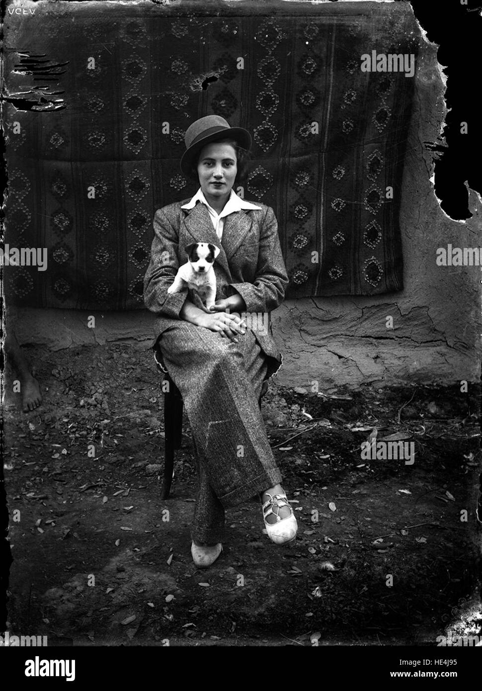 Donna con pecore, immagine storica, passato antico, Archivio Costica Acsinte, Ialomita, Romania, lastra di vetro Foto Stock