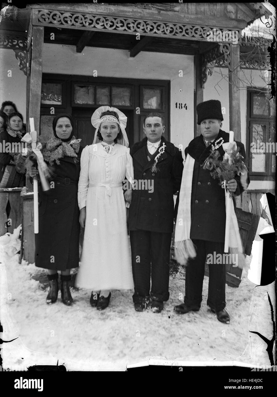 Una tradizionale fotografia di matrimonio rumena, che mostra la sposa e lo sposo con i loro padrini, catturata a Ialomița, Romania. Foto Stock