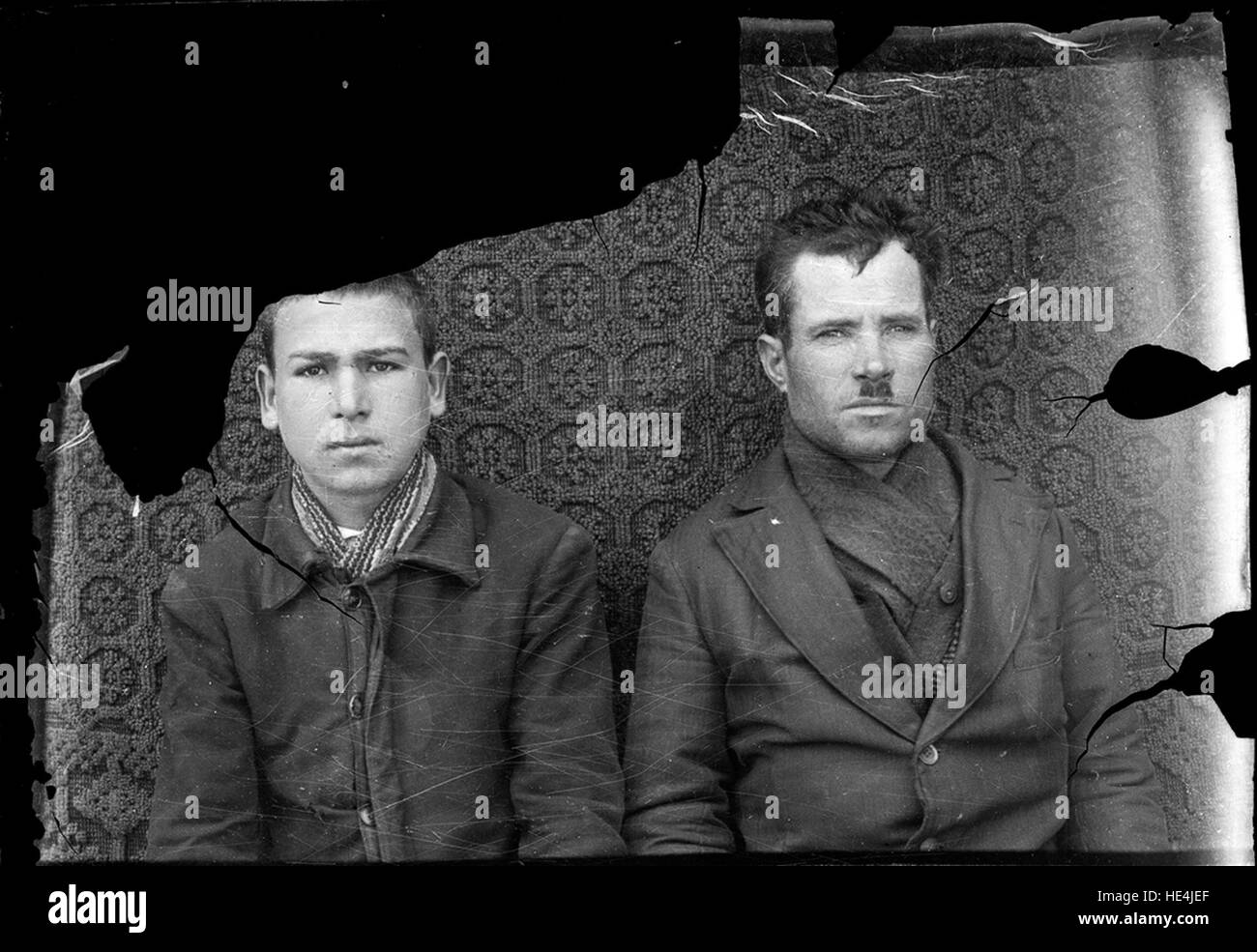 Due ritratti di individui provenienti da Ialomița, Romania, catturati da Costica Acsinte, che mostrano la vita rurale rumena all'inizio del XX secolo Foto Stock