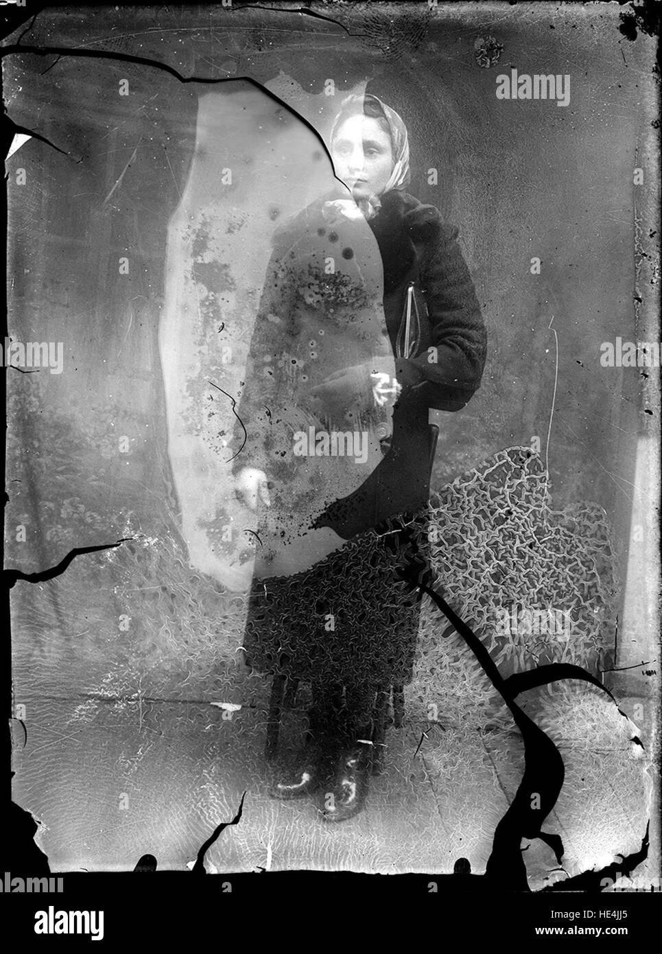 Una fotografia di una donna dell'Archivio Costica Acsinte, scattata in abiti tradizionali rumeni, che mostra l'abbigliamento culturale dei primi anni del XX secolo. Foto Stock