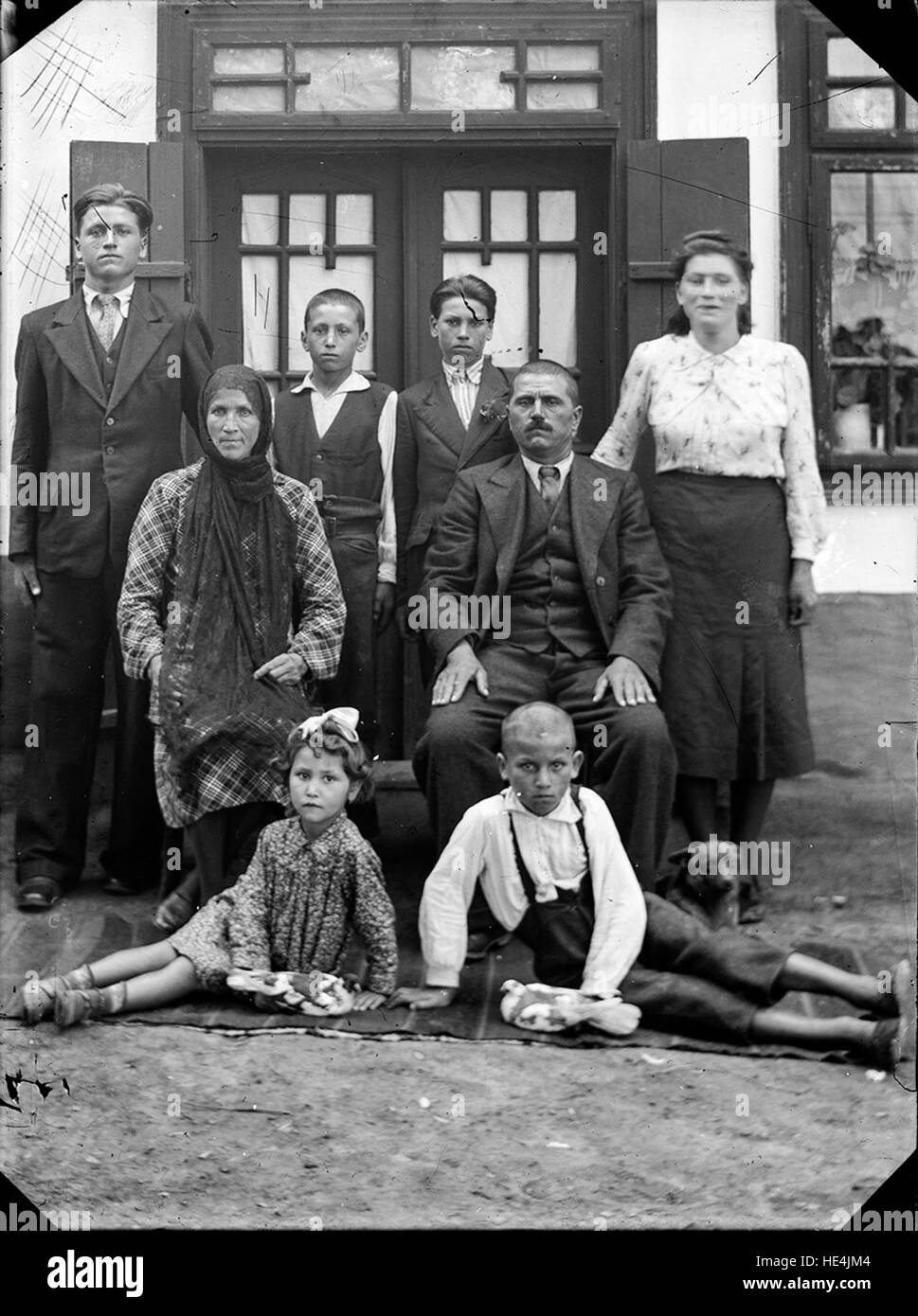 Ritratto di famiglia da Ialomița, Romania, catturato da Costica Acsinte, che riflette la vita familiare rurale e le tradizioni rumene dell'inizio del XX secolo Foto Stock