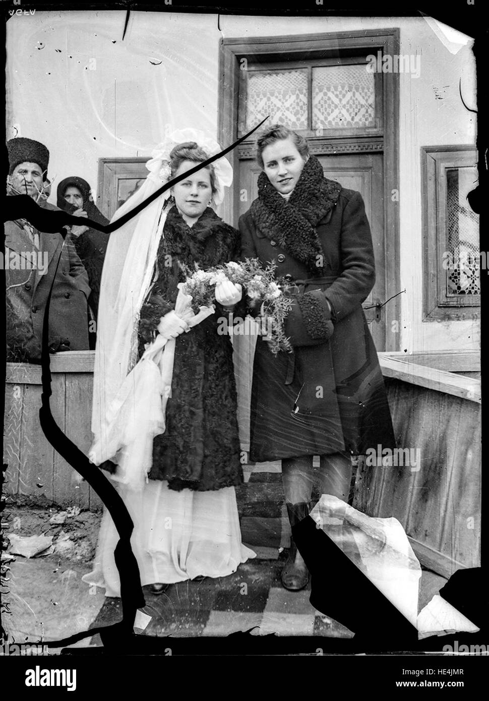 Una sposa con una donna in un ambiente rurale rumeno, catturata da Costică Acsinte in una fotografia vintage su lastre di vetro. Foto Stock