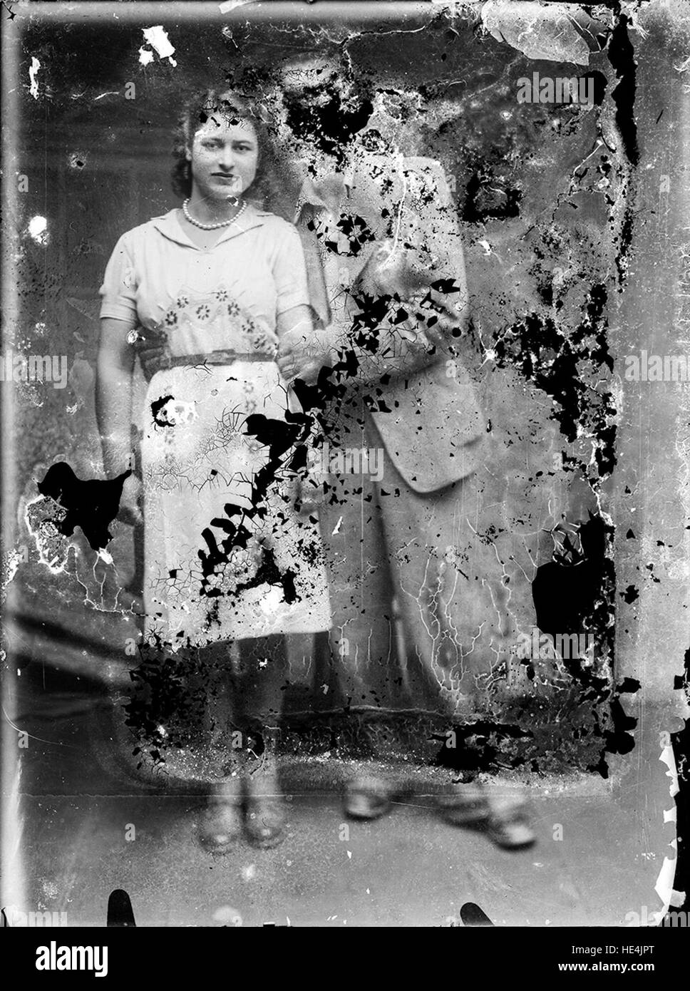 Un ritratto vintage di una coppia catturato da Costica Acsinte, che mostra le prime relazioni rumene e la storia culturale. Foto Stock