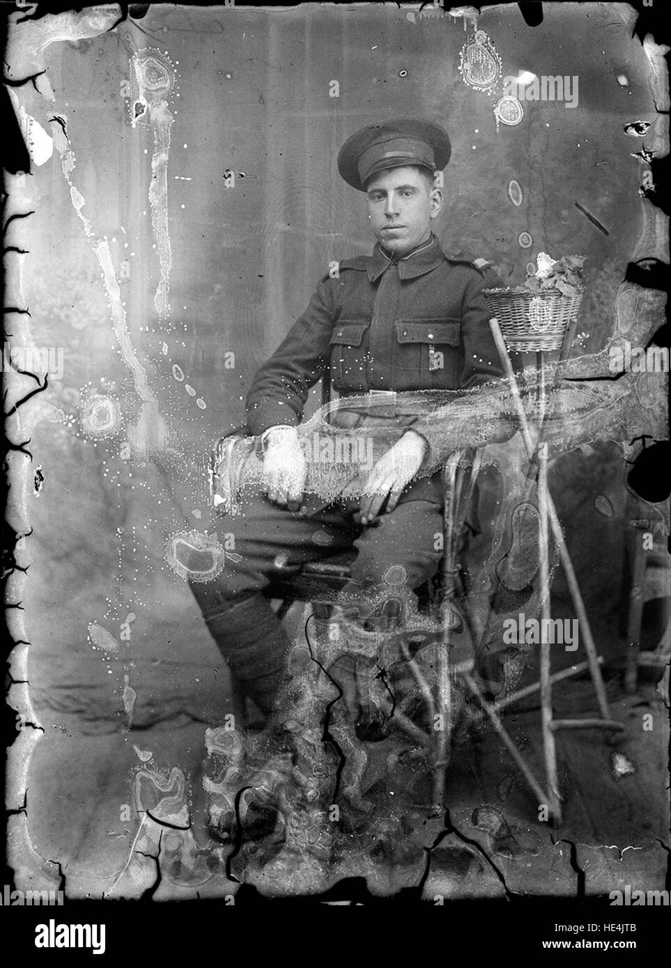 Una fotografia storica di un militare in uniforme della Romania dell'inizio del XX secolo, scattata a Ialomita su lastra di vetro Foto Stock