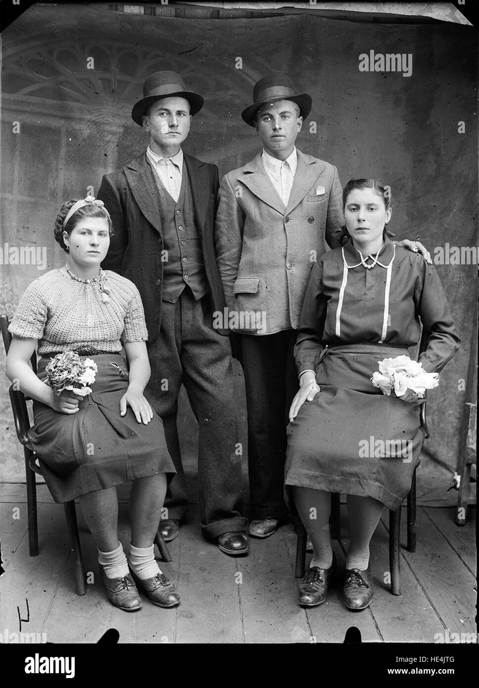 Due coppie catturate in una fotografia storica, che rappresenta l'epoca passata, scattate su lastra di vetro a Ialomita, Romania Foto Stock