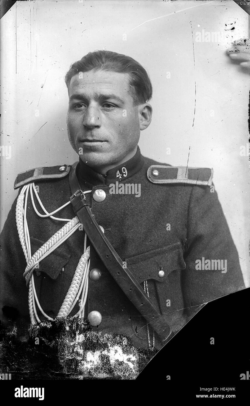 Una fotografia storica di un soldato rumeno in uniforme, catturata a Ialomita su un piatto di vetro, che riflette la vita militare all'inizio del XX secolo Foto Stock