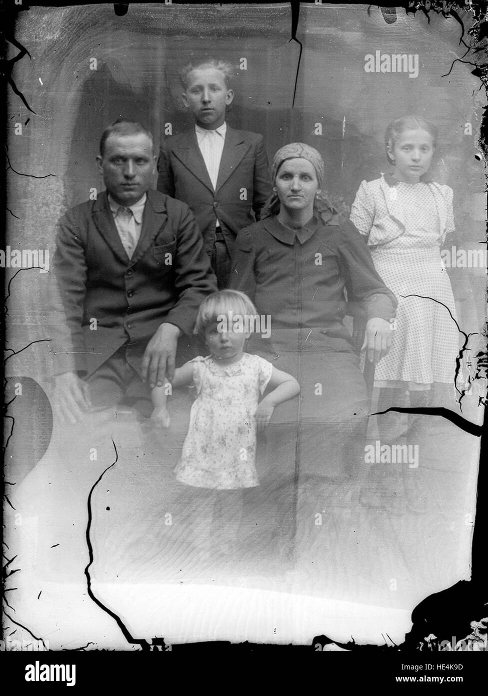 Ritratto di famiglia dall'Archivio Costică Acsinte, Ialomita, Romania, che mostra una famiglia rumena dell'inizio del XX secolo. La foto della lastra di vetro riflette il patrimonio culturale e la vita familiare della Romania durante quel periodo. Foto Stock