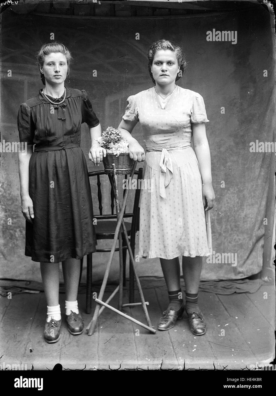 Ritratto di due donne di Ialomita, Romania, catturato da Costica Acsinte su lastre di vetro, che mostra la vita delle donne rumene rurali Foto Stock