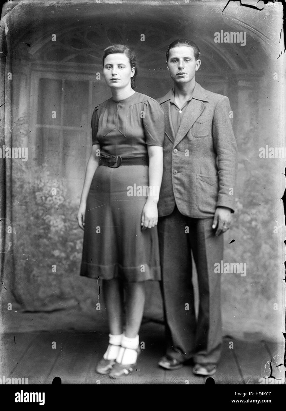 Una coppia dalla Romania, catturata in una fotografia di lastre di vetro dei primi anni del XX secolo, raffigurante l'amore e la cultura tradizionali rumeni. Foto Stock