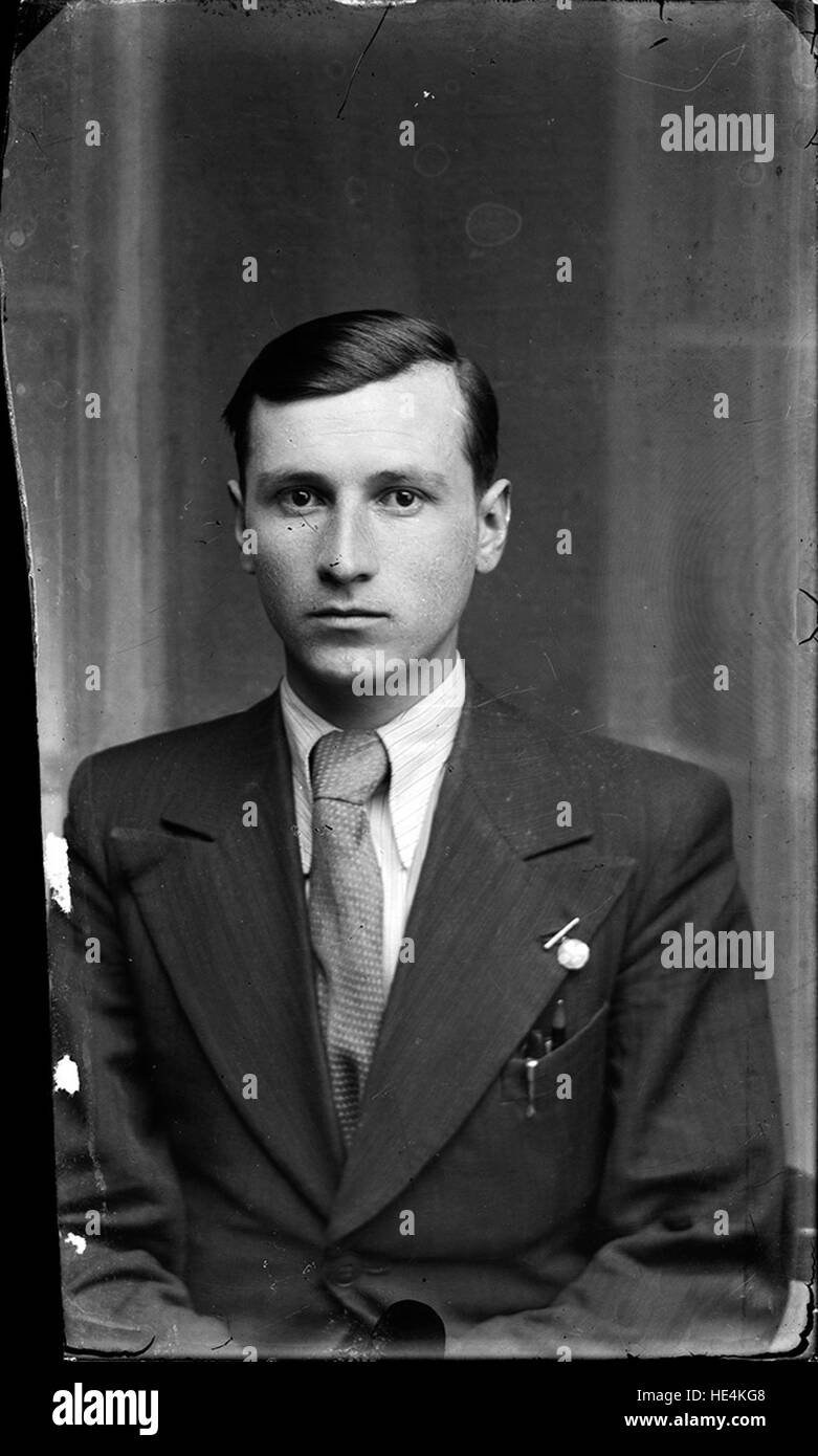 Uno storico ritratto su lastra di vetro di un uomo di Ialomita, Romania, catturato all'inizio del XX secolo. L'immagine riflette la cultura e il patrimonio rurale rumeno, mostrando abbigliamento e stile di vita tradizionali. Foto Stock