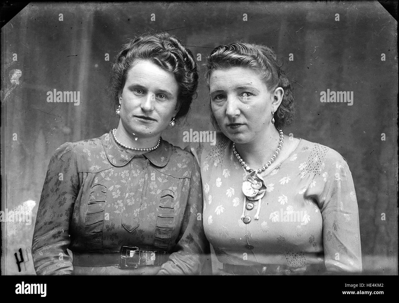 Due ritratti realizzati da Costica Acsinte su lastre di vetro a Ialomita, Romania, che mostrano la vita rumena dei primi anni del XX secolo Foto Stock