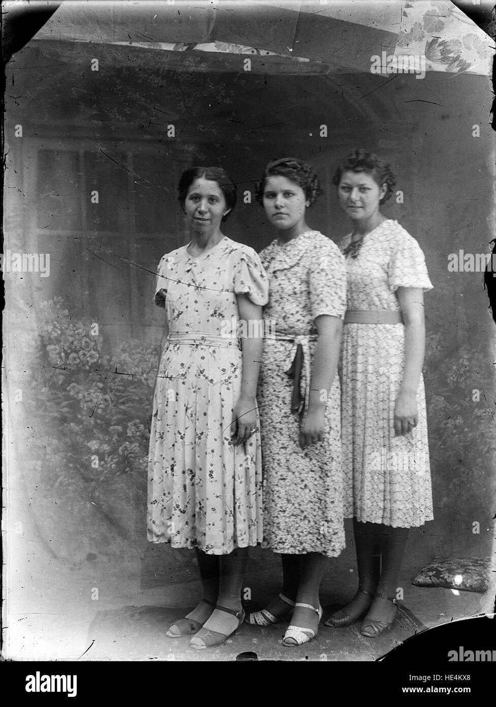Ritratto di tre donne di Ialomita, Romania, catturato da Costica Acsinte, che mostra la vita rurale e l'abbigliamento tradizionale rumeno Foto Stock