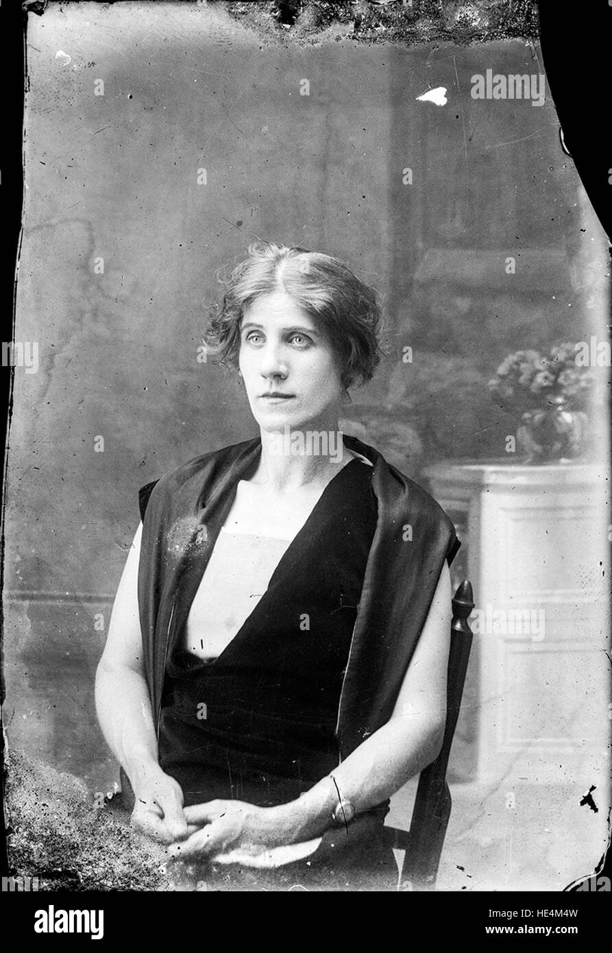 Una fotografia di una donna della Romania dei primi anni del XX secolo, scattata da Costica Acsinte, che cattura un momento di storia culturale rumena. Foto Stock