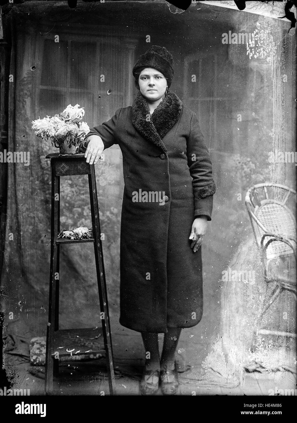 Ritratto di una donna rumena dall'Archivio Costică Acsinte, Ialomita, Romania. Questa foto vintage su lastra di vetro cattura un momento della vita rumena all'inizio del XX secolo, mettendo in risalto il patrimonio culturale e l'identità storica. Foto Stock