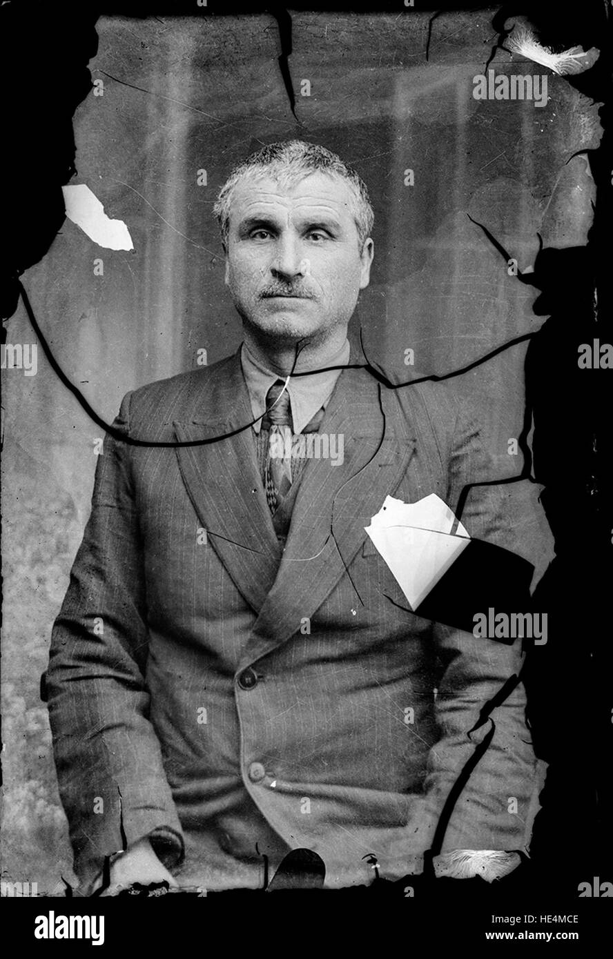 Un ritratto di un uomo rumeno di Ialomita, catturato all'inizio del XX secolo, che mostra la vita rurale e l'abbigliamento culturale. Foto Stock