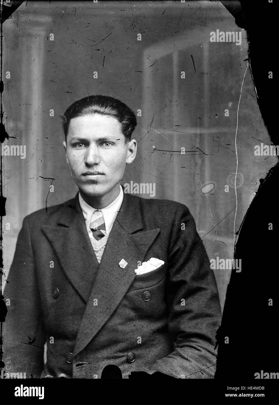 Un ritratto vintage dall'Archivio Costica Acsinte, che mostra un uomo rumeno della regione di Ialomita, catturato su un piatto di vetro, che rappresenta il patrimonio culturale e la conservazione storica rumeni all'inizio del XX secolo. Foto Stock