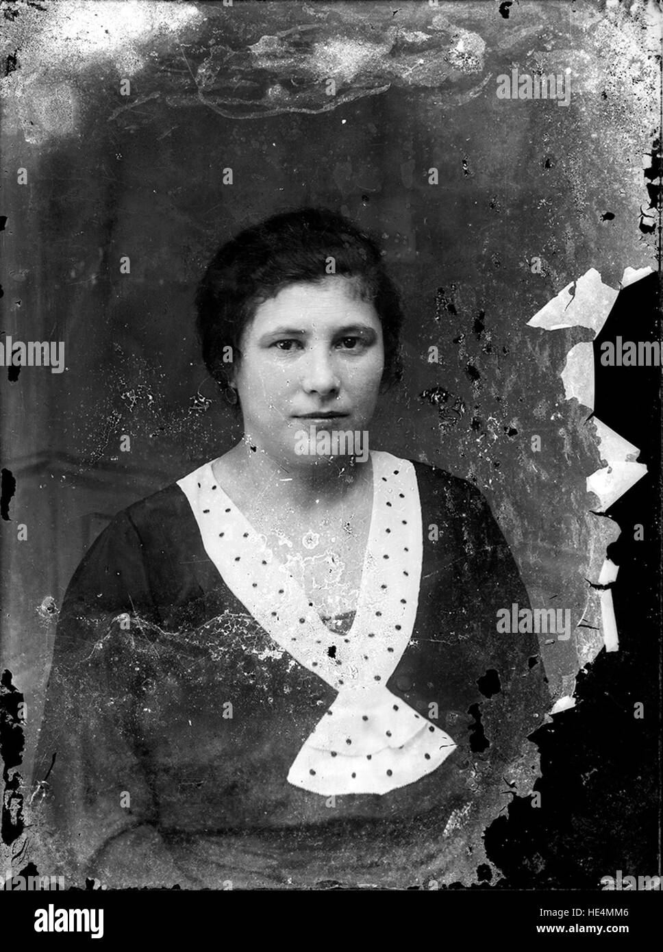 Un ritratto di una donna rumena, scattato in una fotografia su lastra di vetro di Costica Acsinte, che riflette la vita e la cultura rumena dell'inizio del XX secolo. Foto Stock