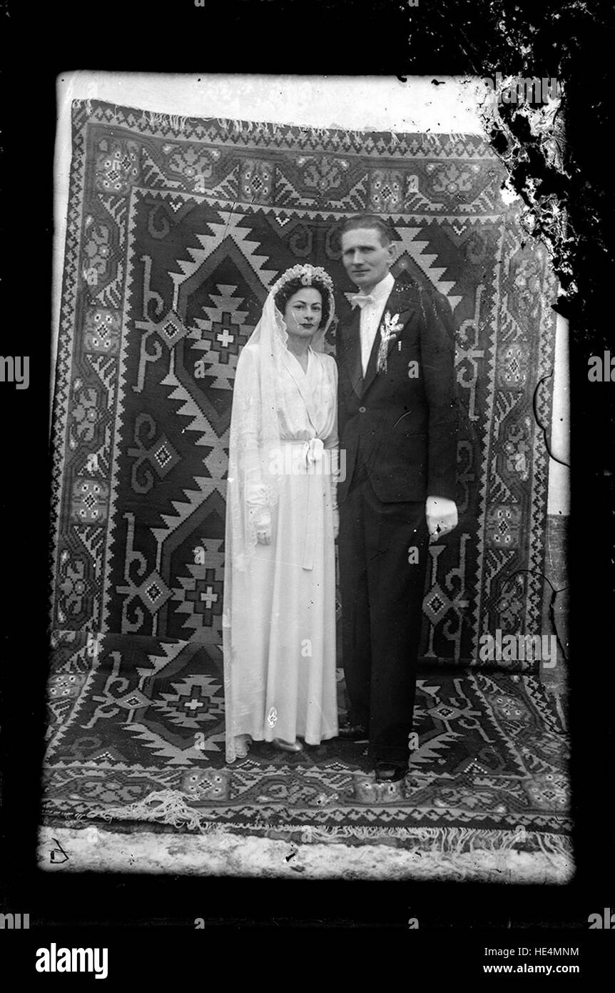 Un ritratto di una sposa di Ialomita, Romania, catturato da Costica Acsinte, che mostra il tradizionale abbigliamento da sposa rumeno Foto Stock