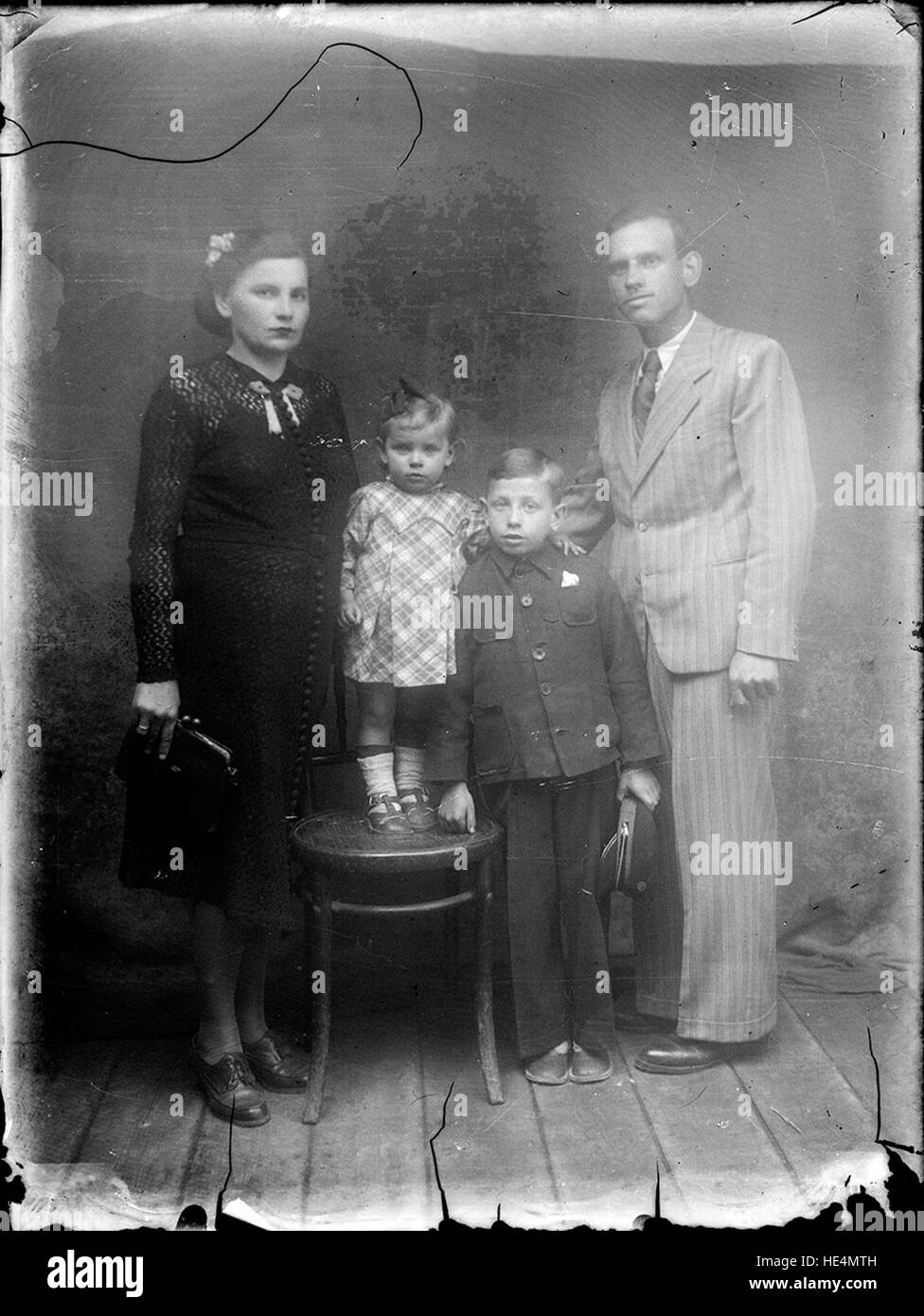 Un ritratto di famiglia dall'Archivio Costica Acsinte, catturato su lastre di vetro, raffigurante la vita familiare rumena all'inizio del XX secolo. Foto Stock