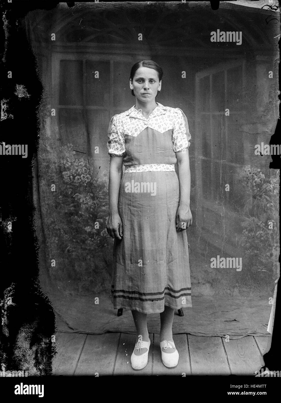 Un ritratto di una donna di Ialomița, Romania, catturato da Costică Acsinte, che mostra il tradizionale abito rumeno. L'immagine riflette la femminilità e il patrimonio culturale rumeni. Foto Stock