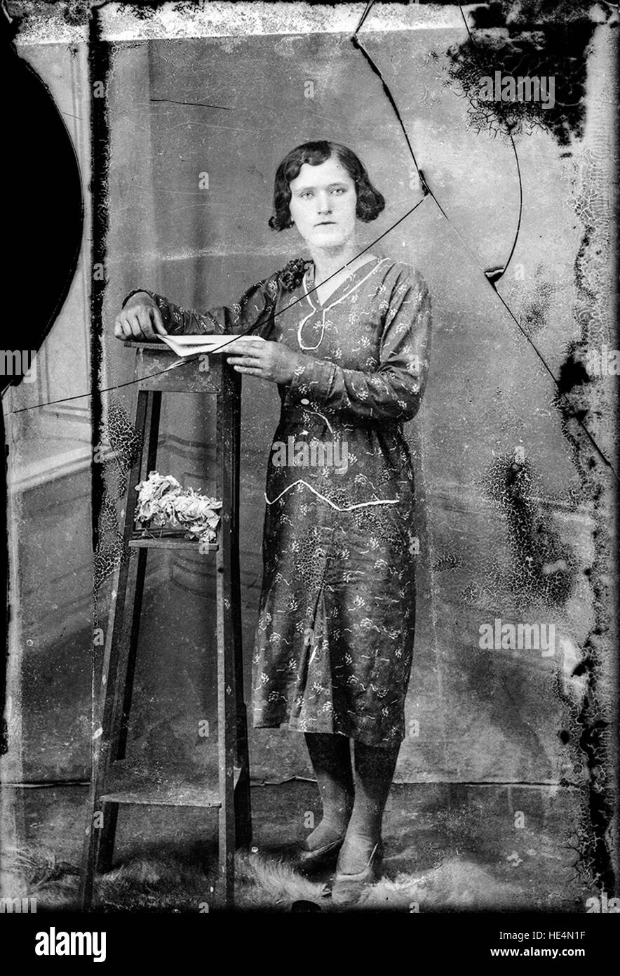 Ritratto di una donna di Ialomița, Romania, catturato da Costica Acsinte, che mostra la vita rurale rumena all'inizio del XX secolo Foto Stock