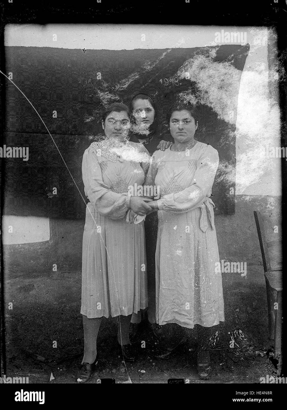 Ritratto di tre donne di Ialomița, Romania, catturato da Costica Acsinte, che riflette le tradizioni rurali rumene e la cultura dell'inizio del XX secolo Foto Stock